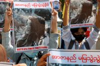 Demonstranter protesterar mot att en kvinna, Mya Thwet Thwet, sköts av polis och omkom i Myanmar.