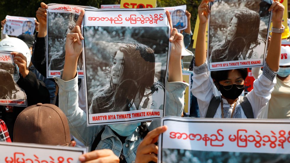 Demonstranter protesterar mot att en kvinna, Mya Thwet Thwet, sköts av polis och omkom i Myanmar.