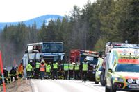 Räddningstjänst på platsen där tre personer dog i en allvarlig bussolycka på E45 mellan Sveg och Fågelsjö i Härjedalen på söndagsmorgonen.