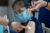 En vårdanställd vaccineras i staden Quezon i Filippinerna. Bilden är tagen tidigare i veckan.