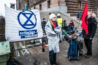 Medlemmar i gruppen Extinction Rebellion hungerstrejkar för klimatet utanför riksdagshuset i Stockholm under måndagen. Sofia Borén i förgrunden.
