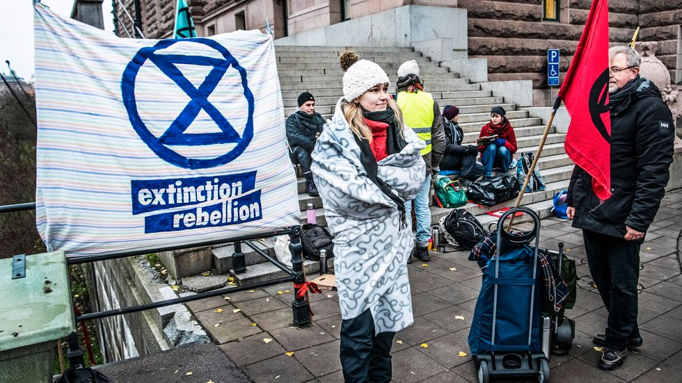 Medlemmar i gruppen Extinction Rebellion hungerstrejkar för klimatet utanför riksdagshuset i Stockholm under måndagen. Sofia Borén i förgrunden.