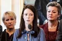 Nya regeringen med jämställdhetsminister Åsa Lindhagen (MP) i mitten. 