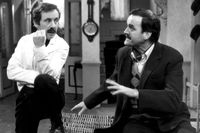 Scen ur tv-serien ”Pang i bygget”, med Andrew Sachs som Manuel och John Cleese som Basil Fawlty. 