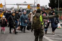 Folk anländer från Ukraina vid gränsövergången i Korczowa, Polen.