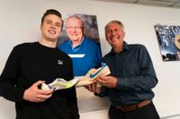 Både Karsten Warholm och Dave Moorcroft skänkes sina skor till Svein Arne Hansen-rummet på World Athletics museeum.