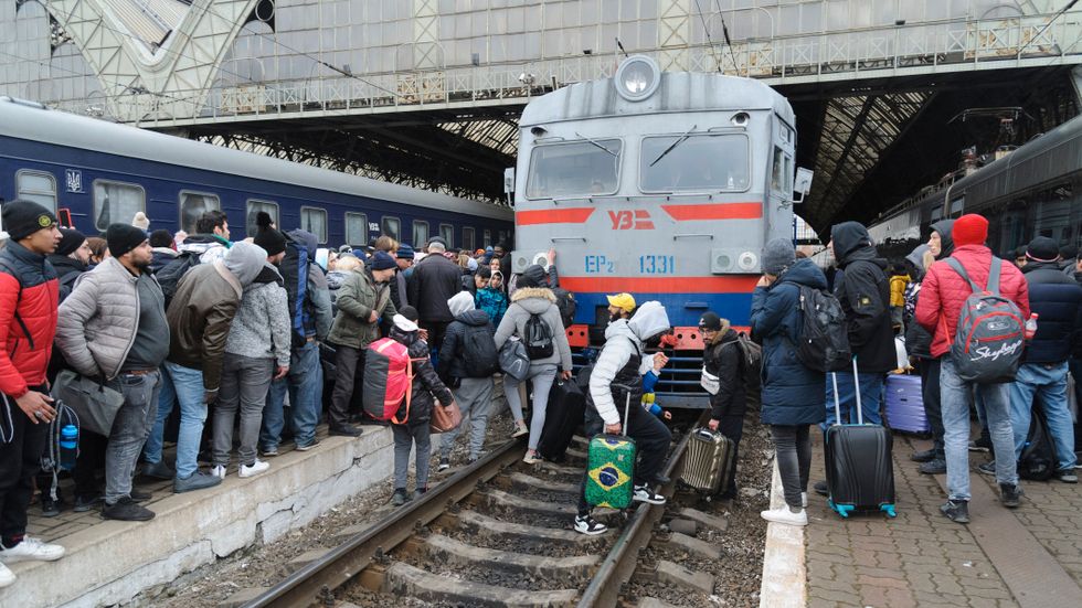 Människor på Lvivs järnvägsstation har samlats för att försöka komma med ett tåg som ska dem ut ur landet. Foto är taget 26 februari.