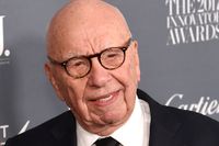 Mediemogulen Rupert Murdoch vill köpa tv-gruppen Sky.