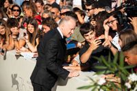 Stellan Skarsgård skriver autografer på filmfestivalen i Venedig där han befinner sig för att lansera filmen "The painted bird".