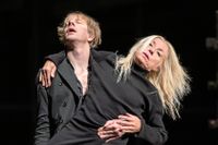 Oscar Salomonsson och Charlotta Öfverholm repeterar ”Kuckel” på Orionteatern i koreografi av Alexander Ekman.