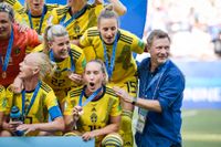 Sveriges förbundskapten Peter Gerhardsson jublar med laget efter segern i lördagens VM-bronsmatch i mot England i Nice.