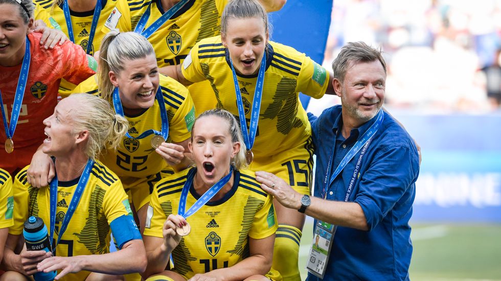 Sveriges förbundskapten Peter Gerhardsson jublar med laget efter segern i lördagens VM-bronsmatch i mot England i Nice.