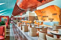 För flygbolagens egna lounger gäller att ha rätt biljett eller ett bonuskort av rätt valör. I Emirates-loungen för businessresenärer i Dubai finns en ny champagnebar. Bardisken är prydd med 2400 små guldlöv i form av en våg.