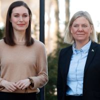 Två socialdemokratiska statsministrar, Finlands Marin och Sveriges Andersson. Ska de göra gemensam sak och söka sig till Nato?