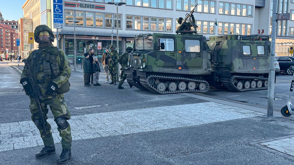 Hemvärnssoldater övar i centrala Stockholm på lördagen.