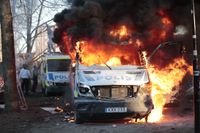 En polisbuss i brand i Sveaparken i Örebro. Arkivbild.