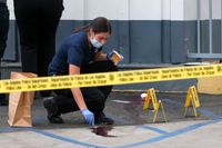 Kriminalutredare arbetar på platsen för en dödlig skjutning i Los Angeles.