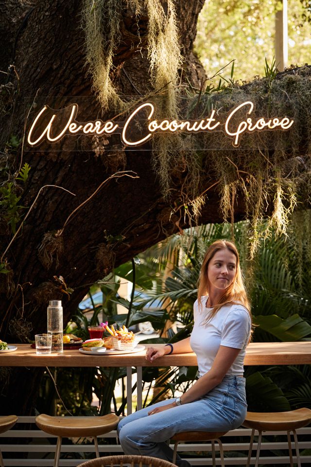 Coconut Grove är en bohemisk stadsdel där vilda påfåglar rör sig fritt. Vidunderliga banjanträd och palmer ger stadsdelen en unik prägel.