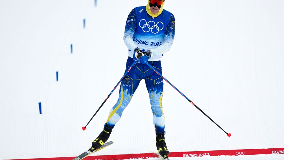 Sveriges Jens Burman går i mål i loppet som blev kortat från 50 kilometer till 28,4 kilometer.