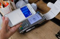Det är redan möjligt att betala med mobilen, men enligt uppgift vill Apple att det ska bli möjligt att ta emot kortbetalningar direkt i telefonen. Arkivbild.