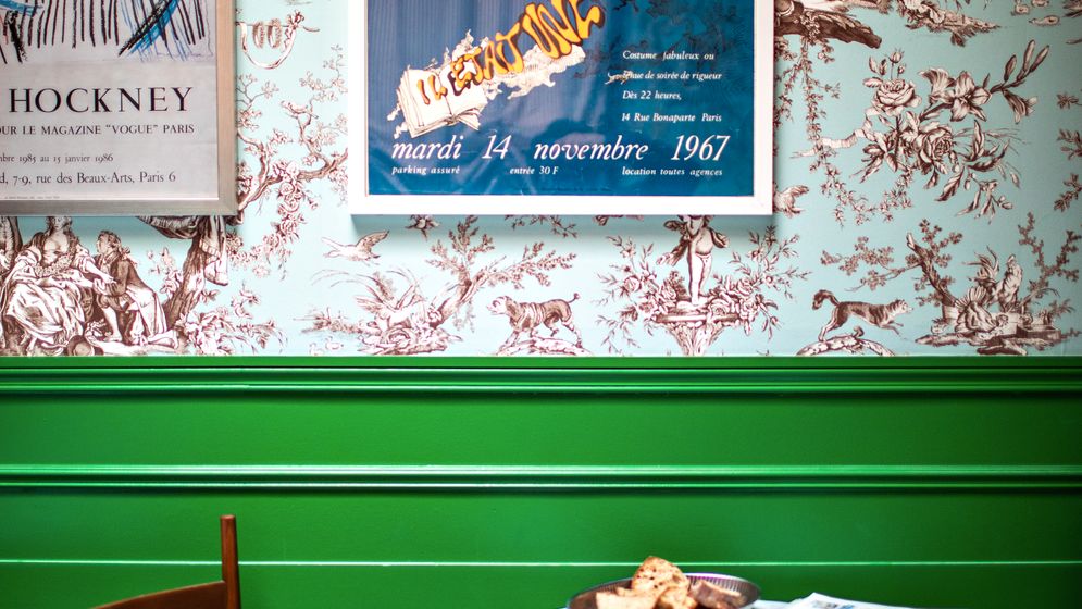 I färgstarka Hôtel Les Deux Gares bistro serveras säsongsbetonade menyer – och klassisk fransk frukost.