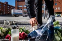 Flera personer samlades på torget i Skarpnäck vid 14-tiden på måndagen för att visa sitt deltagande.
