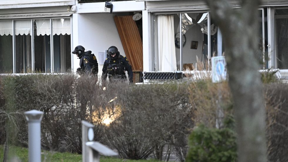 Polis på plats vid flerfamiljshuset i Malmö på onsdagsmorgonen där en detonation ägt rum.