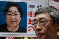 Gui Minhais förläggarkollega Lam Wing-kee under en marsch i Hongkong för snart två år sedan. Demonstranterna protesterade mot gripandet av den svensk-kinesiske förläggaren. 
