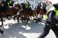 Ridande polis attackerade motdemonstranter under Svenskarnas partis torgmöte i Malmö. Flera personer fick föras till sjukhus.
