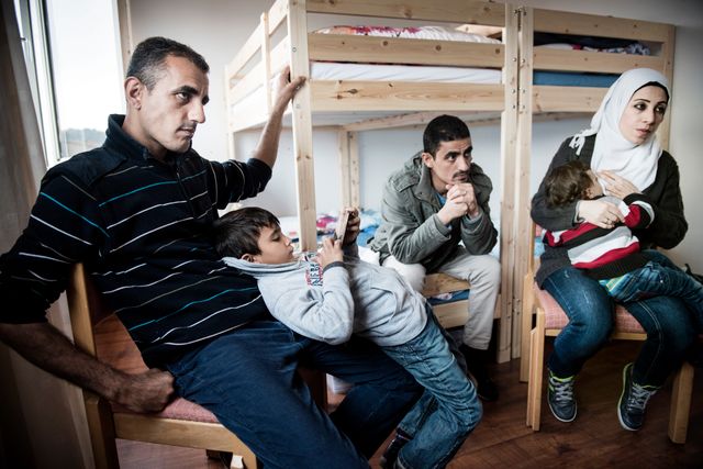 Fem liv på 10 kvadrat. Från vänster Khaled och hans son Rodan, Tarek, Abeer och i hennes knä sonen Ziad.