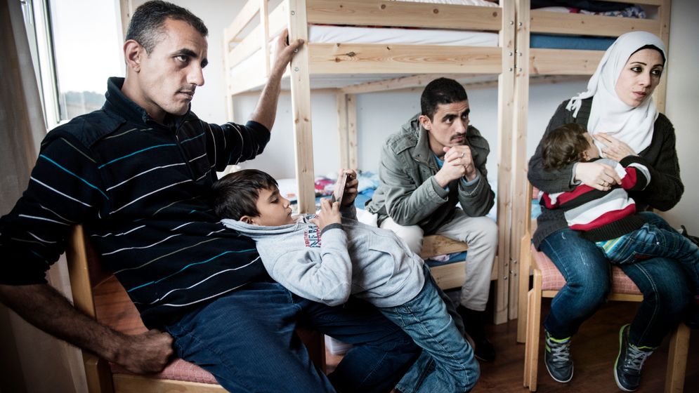 Fem liv på 10 kvadrat. Från vänster Khaled och hans son Rodan, Tarek, Abeer och i hennes knä sonen Ziad.