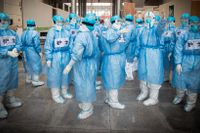 Sjuksköterskor i extra skyddsutrustning på ett sjukhus i Wuhan. Coronavirusets utbrott kan påverka bankaktierna i Sverige.  