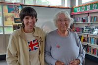 Jane Windsor har kommit till bibliotektet i Didcot med sin 85-åriga mamma Margaret Elizabeth Windsor. De anser att kungafamiljen är mycket viktig för landet.