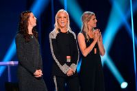 Lotta Schelin, Caroline Seger och Olivia Schough på scen under Fotbollsgalan i Globen i Stockholm i november förra året.