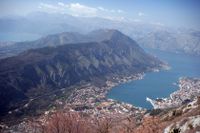 Häpnadsväckande vyer över Kotorbukten, Montenegro.
