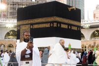 En pilgrim från Bangladesh tar en selfie framför Kaba i Mecka på tisdagen.
