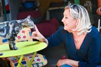 Marine Le Pen låter sig gärna fotograferas med katter, som hon älskar, som del av sin nya framtoning. Här på ett djurhem 2021. 