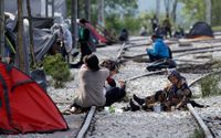 Flyktingar i Idomeni i norra Grekland där en järnväg blivit ett flyktingläger. Tusentals migranter har stannat vid den grekiska gränsen i hopp om att kunna ta sig in i Europa.