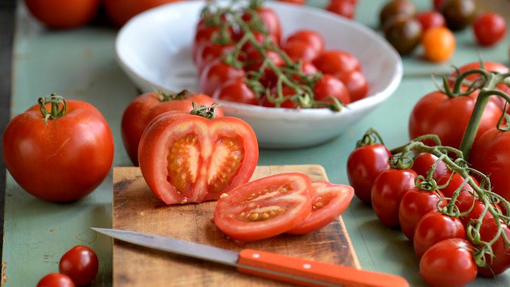 Lyxvara? Kanske får tomaterna bytas mot billigare salladsingredienser. Arkivbild