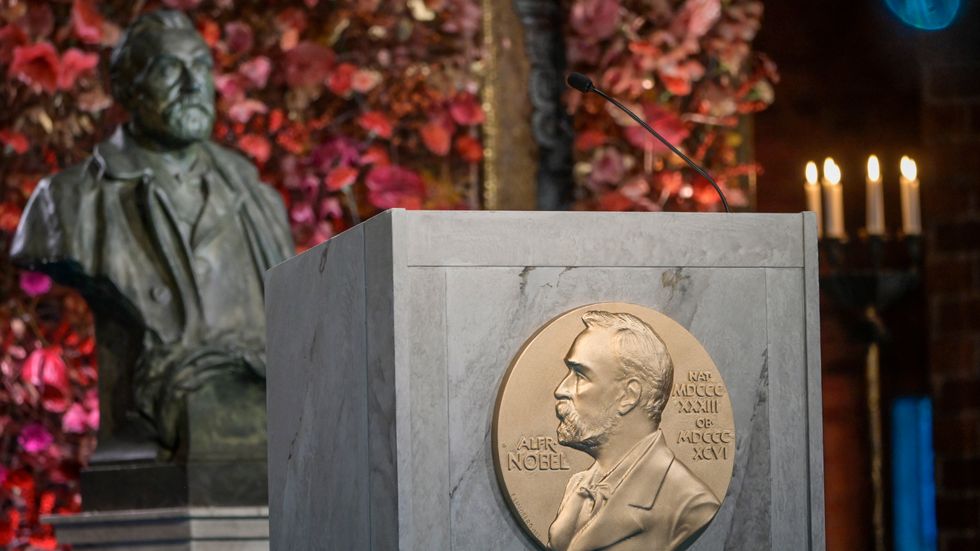 Alfred Nobels arv och hur det förvaltas ligger till grund för hur stor prissumma Nobelpristagarna kan få. Här en plakett på Nobel i Stadshuset inför prisutdelningen. Arkivbild.