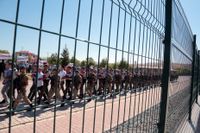 Polis och specialstyrkor eskorterar 486 personer, misstänkta för att ha lett kuppförsöket i Turkiet förra året, inför att rättegången mot dem drog i gång förra veckan.