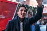 Liberalernas partiledare och tillika premiärminister Justin Trudeau på väg till vallokalen i sitt distrikt i Montreal. Trudeau kommer att fortsätta att leda Kanada i ytterligare fyra år, men nu i minoritet. 