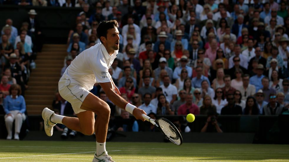 Novak Djokovic vann Wimbledon efter en femsetare mot Roger Federer. Arkivbild.