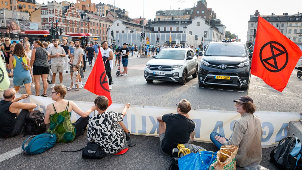 Klimataktivister blockerar trafiken i Stockholm.