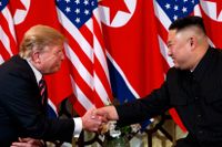 Donald Trump och Kim Jong-Un skakar hand i Hanoi. Toppmötet slutade med att Trump lämnade förhandlingarna utan att något avtal skrivits under.