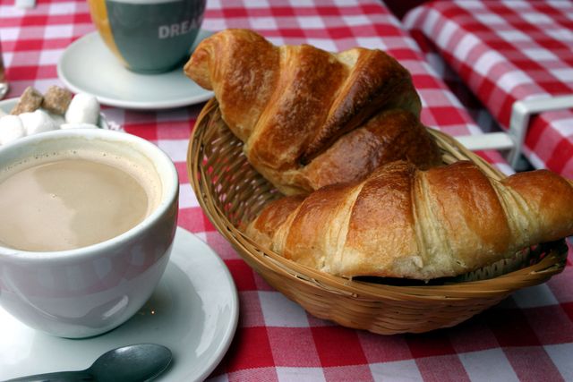 En croissant är ett måste till morgonkaffet i Frankrike.