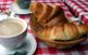 En croissant är ett måste till morgonkaffet i Frankrike.