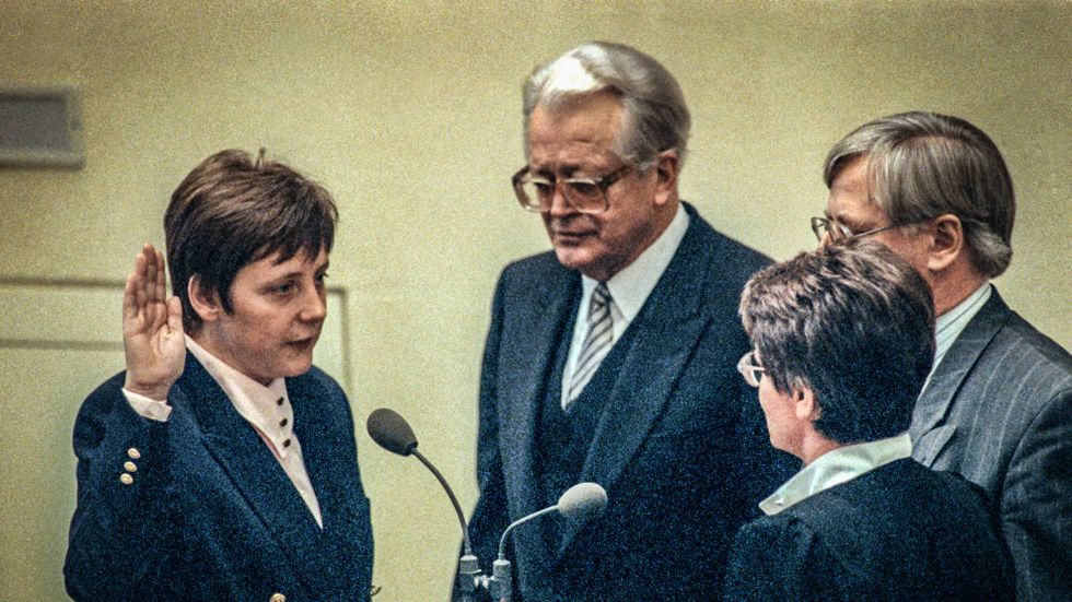 En ung Angela Merkel svärs in som kvinno- och ungdomsminister i Bonn 1991.