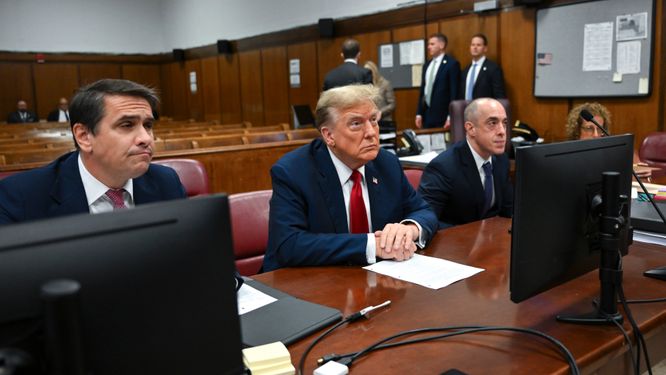 USA:s expresident Donald Trump vid rättegångens första dag.