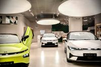 Den kinesiska elbilstillverkaren Xpeng försöker bland annat sälja sina bilar genom att starta visningsrum i gallerior och liknande. Deras första svenska anläggning drog igång i Mall of Scandinavia.